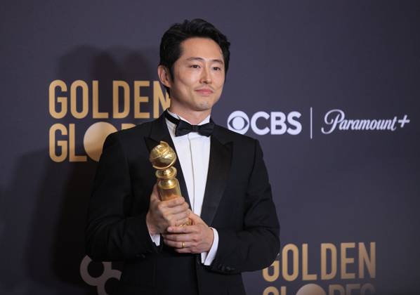 January 7, 2024, Beverly Hills, California, USA: Steven Yeun in the press room of the 81st Annual Golden Globe Awards on Sunday January 7, 2024 at the The Beverly Hilton Hotel in Beverly Hills, California. ARIANA RUIZ PI Beverly Hills USA - ZUMAp124 20240107_zaa_p124_015 Copyright: xArianaxRuizx
