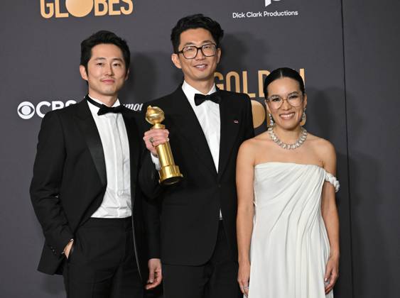 Entertainment Bilder des Tages (L-R) Steven Yeun, Lee Sung Jin and Ali Wong appear backstage after winning the award for Best Performances in a Limited Series, Anthology Series, or Motion Picture Made for Television award for Beef, during the 81st annual Golden Globe Awards at the Beverly Hilton in Beverly Hills, California on Sunday, January 7, 2024.  LAP202401070262 CHRISxCHEW