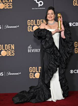 Entertainment Bilder des Tages Lily Gladstone appears backstage after winning the award for Best Performance by a Female Actor in a Motion Picture ? Drama award for Killers of the Flower Moon, during the 81st annual Golden Globe Awards at the Beverly Hilton in Beverly Hills, California on Sunday, January 7, 2024.  LAP202401070317 CHRISxCHEW