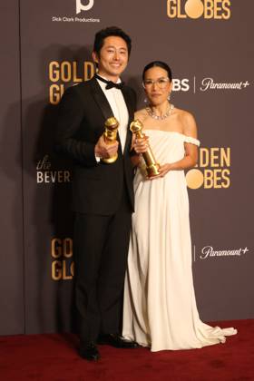 January 7, 2024, Beverly Hills, CA, USA: (L-R) Steven Yeun and Ali Wong, winners of the Best Performance in a Limited Series, Anthology Series, or Motion Picture Made for Television award for Beef pose in the press room during the 81st Annual Golden Globe Awards at The Beverly Hilton on January 07, 2024 in Beverly Hills, California. Beverly Hills USA - ZUMAs181 20240107_zea_s181_282 Copyright: xCraSHx