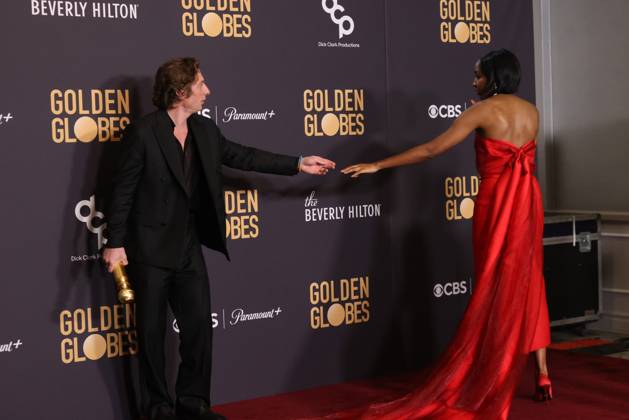 January 7, 2024, Beverly Hills, CA, USA: (L-R) Ayo Edebiri and Jeremy Allen White, winners of the Best Performance in a Television Series, Musical or Comedy award for The Bear pose in the press room during the 81st Annual Golden Globe Awards at The Beverly Hilton on January 07, 2024 in Beverly Hills, California. Beverly Hills USA - ZUMAs181 20240107_zea_s181_316 Copyright: xCraSHx