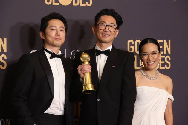 January 7, 2024, Beverly Hills, CA, USA: (L-R) Steven Yeun, Lee Sung Jin and Ali Wong, winners of the Best Performances in a Limited Series, Anthology Series, or Motion Picture Made for Television and Limited Series, Anthology Series, or Motion Picture Made for Television award for Beef pose in the press room during the 81st Annual Golden Globe Awards at The Beverly Hilton on January 07, 2024 in Beverly Hills, California. Photo; Crash imageSPACE Beverly Hills USA - ZUMAs181 20240107_zea_s181_333 Copyright: xCraSHx