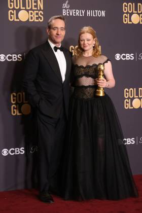 January 7, 2024, Beverly Hills, CA, USA: (L-R) Matthew Macfadyen and Sarah Snook winner of the Best Performance by an Actress in a Television Series, Drama award for Succession pose in the press room during the 81st Annual Golden Globe Awards at The Beverly Hilton on January 07, 2024 in Beverly Hills, California. Beverly Hills USA - ZUMAs181 20240107_zea_s181_360 Copyright: xCraSHx