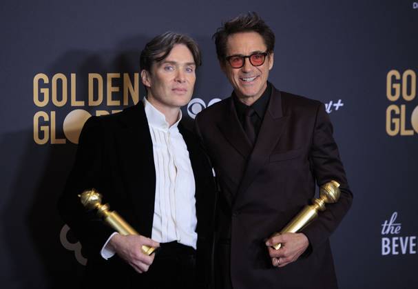 January 7, 2024, Beverly Hills, California, USA: Cillian Murphy and Robert Downey Jr. (L-R) in the press room of the 81st Annual Golden Globe Awards on Sunday January 7, 2024 at The Beverly Hilton Hotel in Beverly Hills, California. ARIANA RUIZ PI Beverly Hills USA - ZUMAp124 20240107_zaa_p124_120 Copyright: xArianaxRuizx