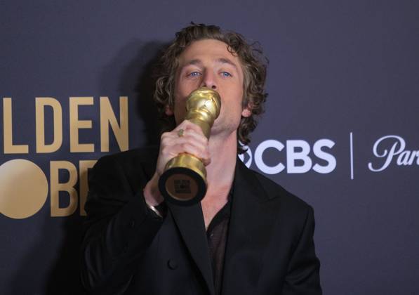 January 7, 2024, Beverly Hills, California, USA: Jeremy Allen White in the press room of the 81st Annual Golden Globe Awards on Sunday January 7, 2024 at The Beverly Hilton Hotel in Beverly Hills, California. ARIANA RUIZ PI Beverly Hills USA - ZUMAp124 20240107_zaa_p124_124 Copyright: xArianaxRuizx