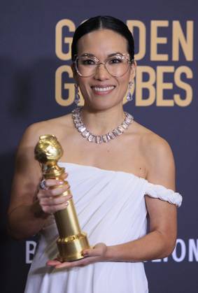 January 7, 2024, Beverly Hills, California, USA: Ali Wong in the press room of the 81st Annual Golden Globe Awards on Sunday January 7, 2024 at the The Beverly Hilton Hotel in Beverly Hills, California. ARIANA RUIZ PI Beverly Hills USA - ZUMAp124 20240107_zaa_p124_134 Copyright: xArianaxRuizx