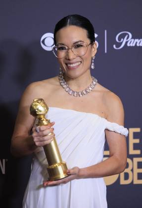 January 7, 2024, Beverly Hills, California, USA: Ali Wong in the press room of the 81st Annual Golden Globe Awards on Sunday January 7, 2024 at the The Beverly Hilton Hotel in Beverly Hills, California. ARIANA RUIZ PI Beverly Hills USA - ZUMAp124 20240107_zaa_p124_137 Copyright: xArianaxRuizx