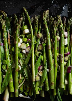 IMAGO Creative: Food, Spargel Roasted asparagus and shallots on metal sheetpan Seattle, Washington, United States CR_AAGC240107-1317911-01
