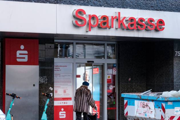 Düsseldorf 08.01.2024 Stadtsparkasse Sparkasse SB-Service Selbstbedienungsfiliale Senioren Seniorin Rentnerin Düsseldorf Nordrhein-Westfalen Deutschland