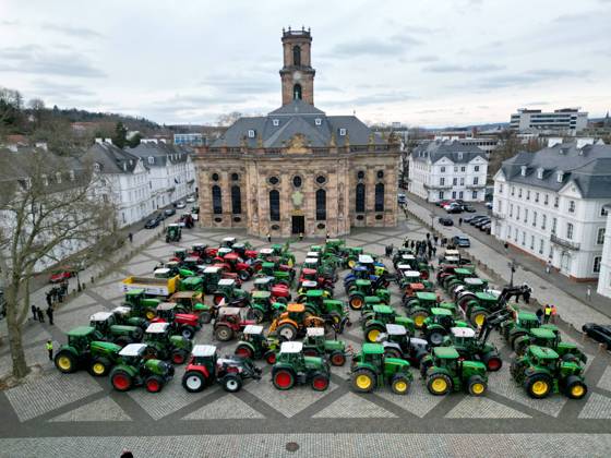 Bilder des Jahres 2024, News 01 Januar News Themen der Woche KW02 Bauern demonstrieren in Saarbrücken rund um die Ludwigskirche und die Staatskanzlei gegen die Politik der Bunderegierung am Montag (8.1.2024).