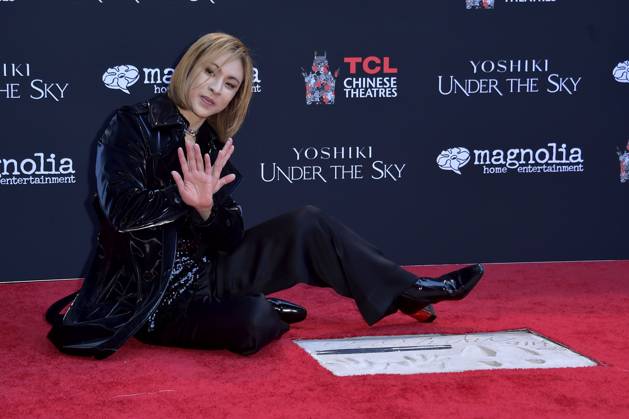 Bilder des Jahres 2024, Entertainment 01 Januar Entertainment Themen der Woche KW02 Entertainment Bilder des Tages Yoshiki Hayashi bei der Enthüllung seiner Hand- und Fußabdrücke in Beton am TCL Chinese Theatre Hollywood. Los Angeles, 09.01.2024