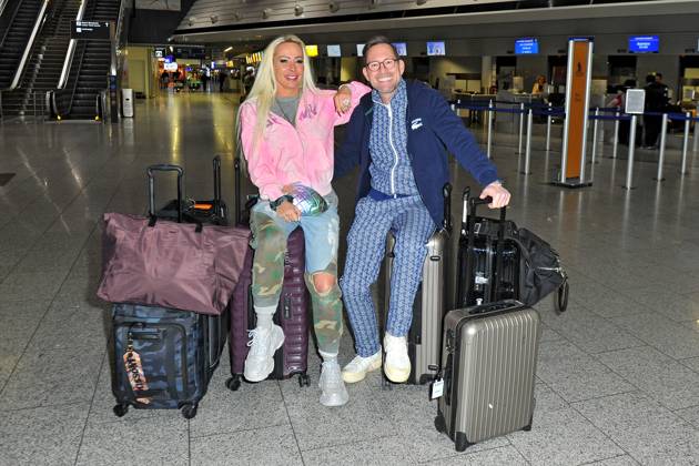 RTL - Dschungelcamp 2024. Cora - Caroline Schumacher und Jörg Kiunze anläßlich der Abreise der Kandidaten der RTL - Sendung Ich bin ein Star - holt mich hier raus zum Dschungel-Camp 2024 in Australien am 09.01.2024 auf dem Flughafen Frankfurt Main. 20240109MWI116477