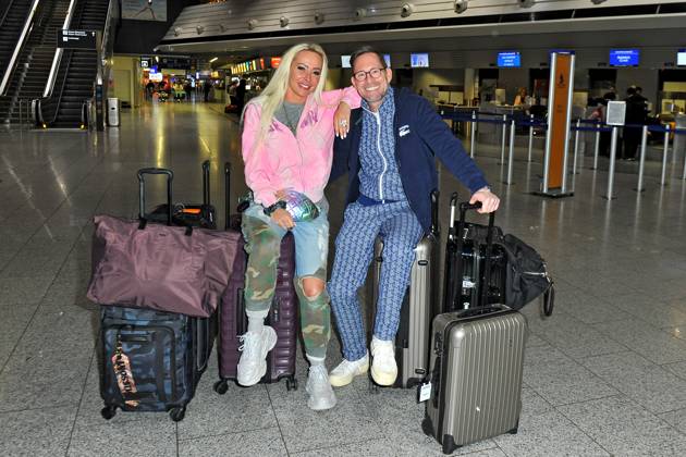 RTL - Dschungelcamp 2024. Cora - Caroline Schumacher und Jörg Kiunze anläßlich der Abreise der Kandidaten der RTL - Sendung Ich bin ein Star - holt mich hier raus zum Dschungel-Camp 2024 in Australien am 09.01.2024 auf dem Flughafen Frankfurt Main. 20240109MWI116479