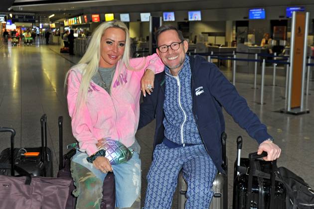 RTL - Dschungelcamp 2024. Cora - Caroline Schumacher und Jörg Kiunze anläßlich der Abreise der Kandidaten der RTL - Sendung Ich bin ein Star - holt mich hier raus zum Dschungel-Camp 2024 in Australien am 09.01.2024 auf dem Flughafen Frankfurt Main. 20240109MWI116483