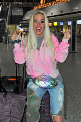 RTL - Dschungelcamp 2024. Cora - Caroline Schumacher anläßlich der Abreise der Kandidaten der RTL - Sendung Ich bin ein Star - holt mich hier raus zum Dschungel-Camp 2024 in Australien am 09.01.2024 auf dem Flughafen Frankfurt Main. 20240109MWI116501