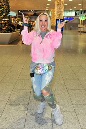 RTL - Dschungelcamp 2024. Cora - Caroline Schumacher anläßlich der Abreise der Kandidaten der RTL - Sendung Ich bin ein Star - holt mich hier raus zum Dschungel-Camp 2024 in Australien am 09.01.2024 auf dem Flughafen Frankfurt Main. 20240109MWI116534