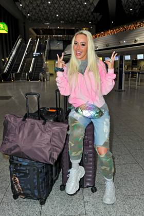 RTL - Dschungelcamp 2024. Cora - Caroline Schumacher anläßlich der Abreise der Kandidaten der RTL - Sendung Ich bin ein Star - holt mich hier raus zum Dschungel-Camp 2024 in Australien am 09.01.2024 auf dem Flughafen Frankfurt Main. 20240109MWI116493