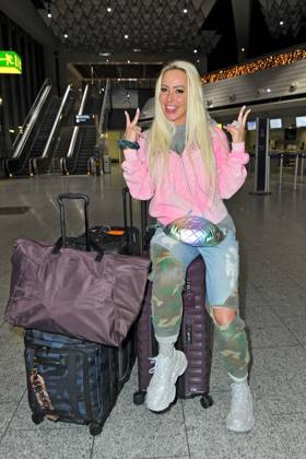 RTL - Dschungelcamp 2024. Cora - Caroline Schumacher anläßlich der Abreise der Kandidaten der RTL - Sendung Ich bin ein Star - holt mich hier raus zum Dschungel-Camp 2024 in Australien am 09.01.2024 auf dem Flughafen Frankfurt Main. 20240109MWI116494