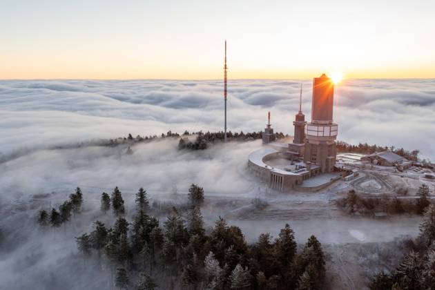 Bilder des Jahres 2024, News 01 Januar News Themen der Woche KW02 News Bilder des Tages Sonnenaufgang über den Wolken Die Höhenlagen des Taunus rund um den Großen Feldberg ragen am Morgen aus einem Nebelmeer, Teile der Landschaft sind mit Raureif bedeckt., Schmitten Hessen Deutschland