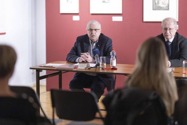 Rembrandt Kunsthaus Apolda 12012024 - Der Vorsitzende des Kunstvereins Apolda, Hans Juergen Giese (li) +++ Ausstellung Rembrandt Meisterwerke der Radierkunst im Kunsthaus Apolda Avantgarde. Apolda Kunsthaus Thueringen Deutschland