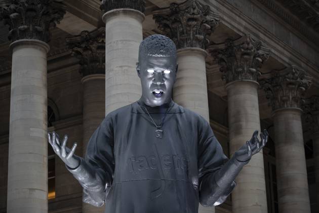 Bilder des Jahres 2024, Entertainment 01 Januar Entertainment Themen der Woche KW02 Entertainment Bilder des Tages Giant Statue Of Rapper Kid Cudi For The Release Of His Album - Paris A ten-meter-high ephemeral figure of Kid Cudi was installed at Place de la Bourse in Paris for the release of his new album Insano . There are two other statues in the United States. One is destined for New York and the other for the Los Angeles area, in three different locations over the weekend, according to the rapper s networks. Paris, January 12, 2024. Photos by Jeremy Paoloni ABACAPRESS.COM Paris France  Copyright: xPaolonixJeremy ABACAx