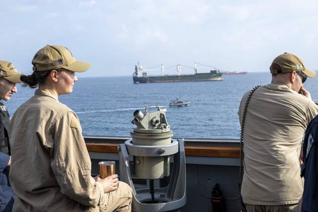 December 26, 2023, Gulf Of Aden, United States: U.S. Navy sailors observe commercial vessels sailing from onboard the Arleigh Burke-class guided-missile destroyer USS Mason part of Operation Prosperity Guardian to protect shipping lanes from Houthi attacks, December 26, 2023 in the Gulf of Aden. Gulf Of Aden United States - ZUMAp138 20231226_zaa_p138_004 Copyright: xMc1xChrisxKrucke U.S.xNavyx