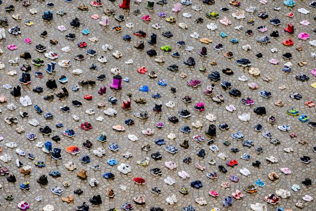Bilder des Jahres 2024, News 01 Januar News Themen der Woche KW02 News Bilder des Tages AMSTERDAM - Thousands of children s shoes are on Dam Square during a memorial event for child victims who fell during the war in the Gaza Strip. In addition, the children s names are read out by famous Dutch people. ANP REMKO DE WAAL netherlands out - belgium out  Copyright: xx x488368488x originalFilename: 488368488.jpg