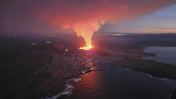 Bilder des Jahres 2024, News 01 Januar News Themen der Woche KW02 News Bilder des Tages Vulkan Island Oslo, Island 20240114. Det har startet et nytt vulkanutbrudd sorvest pa Island. En serie med sma jordskjelv startet like for klokken tre, skriver statskanalen. Selve utbruddet startet nord for Grindavik Foto: Almannavarnadeild rikisl?greglustjora NTB Oslo Island QLYRb_2YhDg EDITORIAL USE ONLY Ref:_BNCQLYRb_2YhDg.jpg  Copyright: xAlmannavarnadeildxrikisl?greglustjorax xNTBx