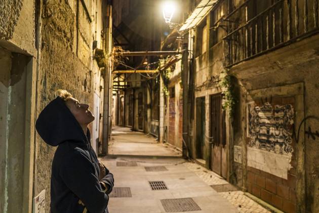 IMAGO Creative, Gesellschaft, Leisure Sickness Einsame Frau bei einer nächtlichen Stadtbesichtigung, Coimbra