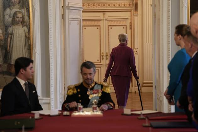 Bilder des Jahres 2024, Entertainment 01 Januar Entertainment Themen der Woche KW02 Entertainment Bilder des Tages Thronwechsel in Dänemark, Proklamation in Kopenhagen After signing the declaration of abdication Queen Margrethe leaves the meeting of the Council of State at Christiansborg Castle in Copenhagen on Sunday 14 January 2024. On 31 December 2023, the queen announced that she would abdicate on 14 January and that the crown prince would be Denmark s regent from that day. feature match, Copenhagen Denmark Copyright: MadsxClausxRasmussenx COP15493 spdk20240114-142625-L