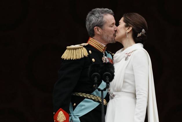 Bilder des Jahres 2024, Entertainment 01 Januar Entertainment Themen der Woche KW02 Entertainment Bilder des Tages King Frederik X and Queen Mary kiss on the balcony after the proclamation at Christiansborg Palace Square in Copenhagen, Sunday, January 14, 2024. On December 31, 2023, the Queen announced that she would abdicate on January 14 and that the Crown Prince would be Denmark s regent from that day. (Photo: Thomas Traasdahl Scanpix 2024) feature match, Copenhagen Denmark Copyright: ThomasxTraasdahlx COP15495 spdk20240114-152900-L