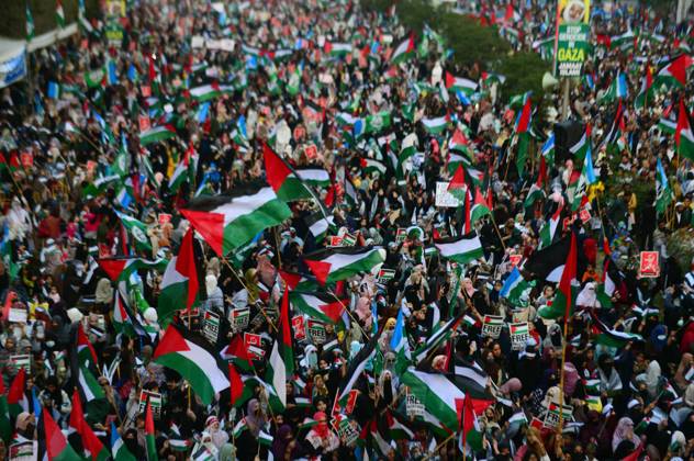 Bilder des Jahres 2024, News 01 Januar News Themen der Woche KW02 News Bilder des Tages RECORD DATE NOT STATED KARACHI, PAKISTAN, JAN 14: Leaders and supporters of Jamat-e-Islami (JI) are holding protest rally against Israeli cruel and inhumane acts and express unity with the innocent people of Palestine, held at Shahrah-e-Faisal road in Karachi on Sunday, January 14, 2024. (S.Imran Ali PPI Images). EDITORIAL USE ONLY Copyright: xx AR-ZM-140124x ppiphotos410810