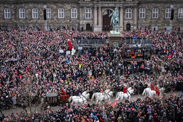 Bilder des Jahres 2024, Entertainment 01 Januar Entertainment Themen der Woche KW02 Entertainment Bilder des Tages Danmark s Queen Margrethe is escorted by the Guard Hussar Regiment s Mounted Squadron in the gold carriage from Amalienborg Castle to Christiansborg Castle on Sunday, January 14, 2024. On 31 December 2023, the Queen announced that she would abdicate on 14 January and that Crown Prince Frederik would be Denmark s regent from that day , Copenhagen Denmark Copyright: RitzauxScanpix IdaxMariexOdgaardx spdk20240114-175940-6