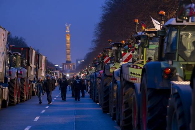 Bilder des Jahres 2024, News 01 Januar News Themen der Woche KW02 Deutschland, Berlin, 14.01.2024, Protest von Bauern, Straße des 17. Juni, bundesweiten Protestwoche gegen Politik der Ampel-Regierung und Kürzungen für Landwirtschaftliche Betriebe, Polizei, Siegessäule, Rolf Zoellner Bauern Demo