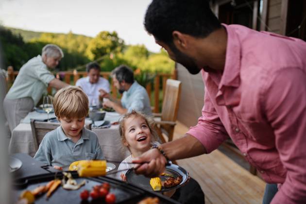 Multi generation family having bbq party outside in the backyard on patio. Multi generation family having party outside in the backyard on a patio. model released Copyright: xx HHH FAMILY GRILL BODOVCI 2022 HHH 193