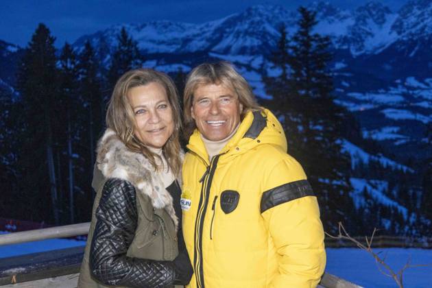 Bilder des Jahres 2024, Entertainment 01 Januar Entertainment Themen der Woche KW03 Entertainment Bilder des Tages 17.01.2024, Kitzbühel, AUT, Unterwegs in Tirol, Präsentation CD Hansi Hinterseer, im Bild Hansi Hinterseer, Seidl Alm, Romana Hinterseer,