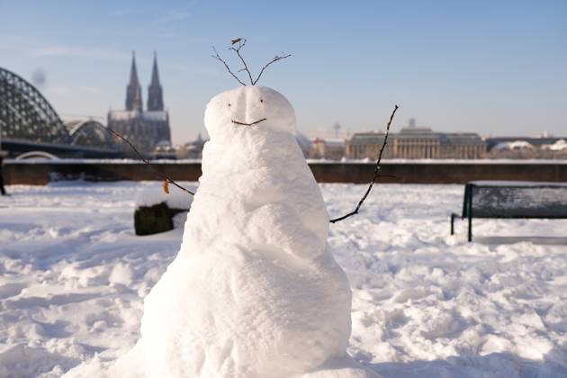 Bilder des Jahres 2024, News 01 Januar News Themen der Woche KW03 News Bilder des Tages Impressionen Wintereinbruch und Schnee in Koeln Impressionen und Eindruecke vom Wintereinbruch mit Schnee und Schneemassen in der Domstadt mit einem Schneemann vor dem Hintergrund des Koelner Dom. Die Stadt unter einer zauberhaften Schneedecke, ein Wintermaerchen Koeln, 18.01.2024 Koeln Nordrhein-Westfalen Deutschland