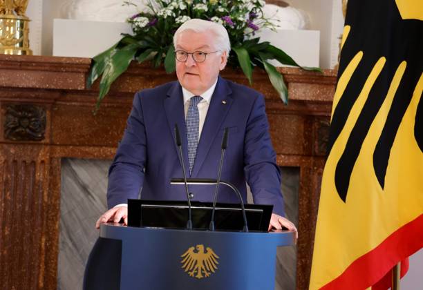 Frank-Walter Steinmeier, Bundespräsident , Deutschland, Berlin, Schloss Bellevue, Ansprache BPr Steinmeier bei der Verleihung des Verdienstkreuzes 1. Klasse des Verdienstordens der Bundesrepublik Deutschland an Klaus Cichutek und Lothar H. Wieler