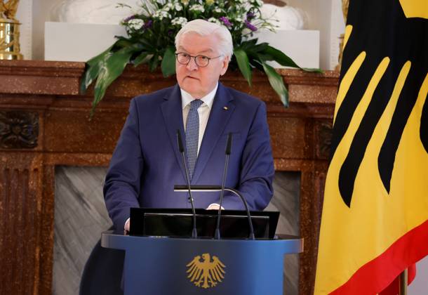Frank-Walter Steinmeier, Bundespräsident , Deutschland, Berlin, Schloss Bellevue, Ansprache BPr Steinmeier bei der Verleihung des Verdienstkreuzes 1. Klasse des Verdienstordens der Bundesrepublik Deutschland an Klaus Cichutek und Lothar H. Wieler