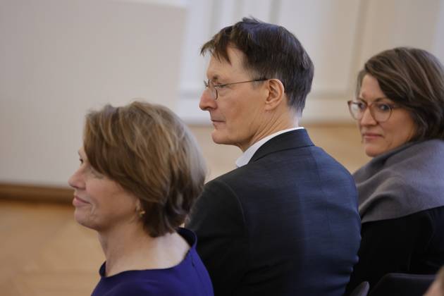 Prof. Dr. Karl Lauterbach (M.), Bundesminister für Gesundheit, Deutschland, Berlin, Schloss Bellevue, Ansprache BPr Steinmeier bei der Verleihung des Verdienstkreuzes 1. Klasse des Verdienstordens der Bundesrepublik Deutschland an Klaus Cichutek und Lothar H. Wieler