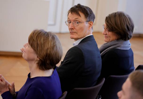 Prof. Dr. Karl Lauterbach (M.), Bundesminister für Gesundheit, Deutschland, Berlin, Schloss Bellevue, Ansprache BPr Steinmeier bei der Verleihung des Verdienstkreuzes 1. Klasse des Verdienstordens der Bundesrepublik Deutschland an Klaus Cichutek und Lothar H. Wieler