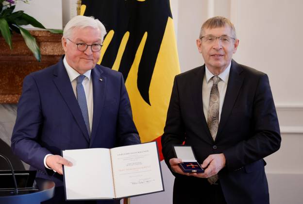 Frank-Walter Steinmeier, Bundespräsident , Prof. Dr. Klaus Cichutek , Deutschland, Berlin, Schloss Bellevue, Ansprache BPr Steinmeier bei der Verleihung des Verdienstkreuzes 1. Klasse des Verdienstordens der Bundesrepublik Deutschland an Klaus Cichutek und Lothar H. Wieler