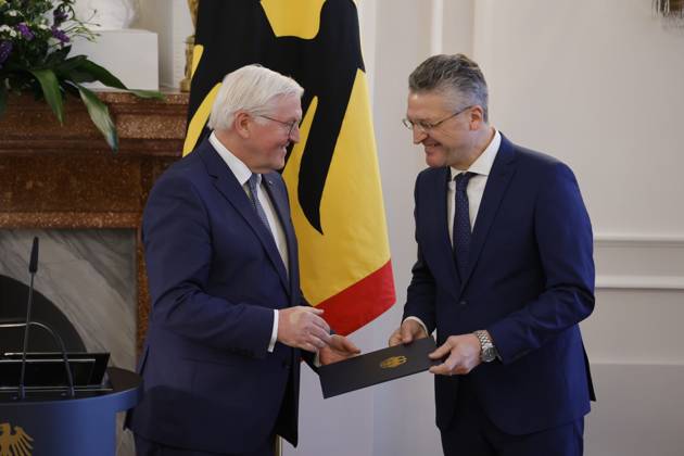 Frank-Walter Steinmeier, Bundespräsident , Prof. Dr. Dr. h.c. mult. Lothar H. Wieler, Deutschland, Berlin, Schloss Bellevue, Ansprache BPr Steinmeier bei der Verleihung des Verdienstkreuzes 1. Klasse des Verdienstordens der Bundesrepublik Deutschland an Klaus Cichutek und Lothar H. Wieler