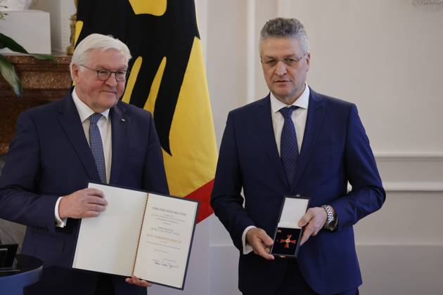 Frank-Walter Steinmeier, Bundespräsident , Prof. Dr. Dr. h.c. mult. Lothar H. Wieler, Deutschland, Berlin, Schloss Bellevue, Ansprache BPr Steinmeier bei der Verleihung des Verdienstkreuzes 1. Klasse des Verdienstordens der Bundesrepublik Deutschland an Klaus Cichutek und Lothar H. Wieler