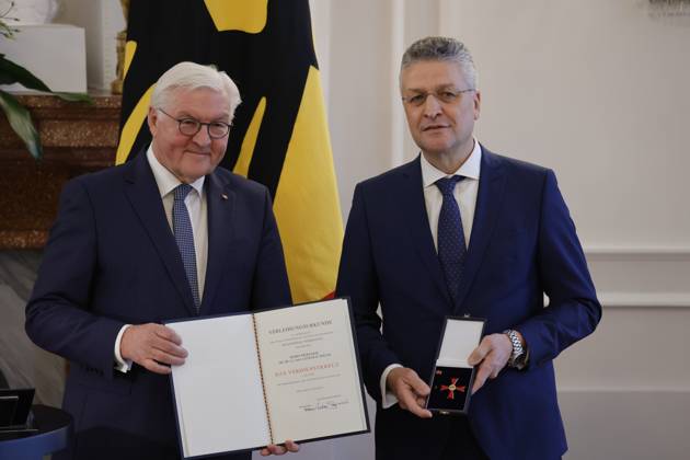 Bilder des Jahres 2024, News 01 Januar News Themen der Woche KW03 News Bilder des Tages Frank-Walter Steinmeier, Bundespräsident , Prof. Dr. Dr. h.c. mult. Lothar H. Wieler, Deutschland, Berlin, Schloss Bellevue, Ansprache BPr Steinmeier bei der Verleihung des Verdienstkreuzes 1. Klasse des Verdienstordens der Bundesrepublik Deutschland an Klaus Cichutek und Lothar H. Wieler