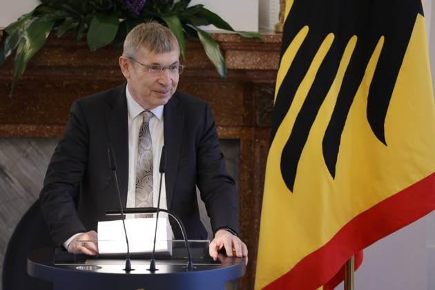 Prof. Dr. Klaus Cichutek , Deutschland, Berlin, Schloss Bellevue, Ansprache BPr Steinmeier bei der Verleihung des Verdienstkreuzes 1. Klasse des Verdienstordens der Bundesrepublik Deutschland an Klaus Cichutek und Lothar H. Wieler