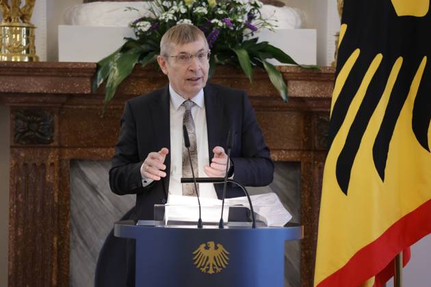 Prof. Dr. Klaus Cichutek , Deutschland, Berlin, Schloss Bellevue, Ansprache BPr Steinmeier bei der Verleihung des Verdienstkreuzes 1. Klasse des Verdienstordens der Bundesrepublik Deutschland an Klaus Cichutek und Lothar H. Wieler