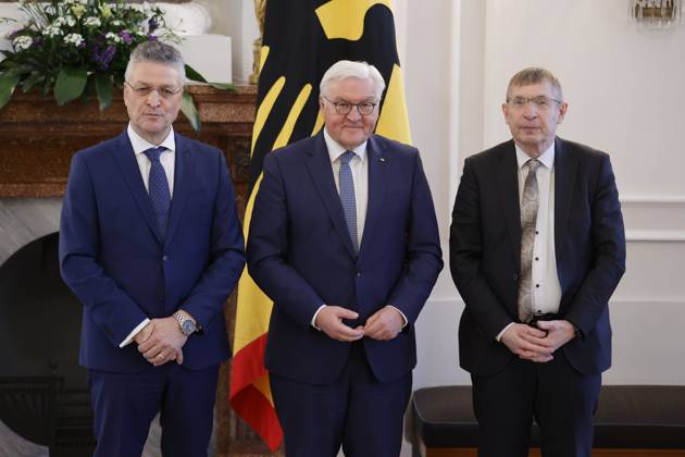 Prof. Dr. Dr. h.c. mult. Lothar H. Wieler, Frank-Walter Steinmeier, Bundespräsident , Prof. Dr. Klaus Cichutek , Deutschland, Berlin, Schloss Bellevue, Ansprache BPr Steinmeier bei der Verleihung des Verdienstkreuzes 1. Klasse des Verdienstordens der Bundesrepublik Deutschland an Klaus Cichutek und Lothar H. Wieler