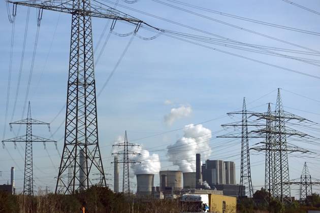 02.10.2023, Eschweiler, Nordrhein-Westfalen, GER - RWE Power AG - Kraftwerk Weisweiler. (Abgase, ableiten, Abwaerme, Alltag, aussen, Aussenaufnahme, Ausstoss, Dampf, Dampfwolken, deutsch, Deutschland, Energie, Energieerzeugung, Energiegewinnung, Engergieversorgung, Eschweiler, Europa, europaeisch, Fernwaerme, Fernwaermeversorgung, Gebaeude, Heizkraftwerk, Herbst, Industrie, Industriegebaeude, Industrieschornsteine, Jahreszeit, Kraftwerk, Nordrhein-Westfalen, QF, Qualm, qualmen, qualmend, Querformat, Rauch, Rauchwolken, RWE Power AG Kraftwerk Weismeiler, Schlote, Schornsteine, Stromleitungen, Strommasten, Versorger, Versorgung, Wasserdampf, Westeuropa, Wirtschaft) 231002D913KOELN.JPG