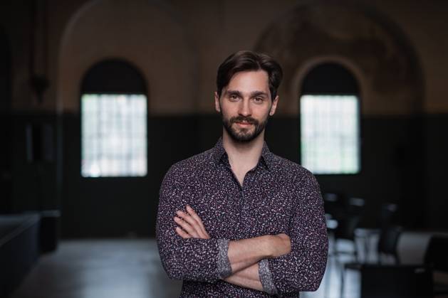 Portrait of young businessman standing indoors, looking at camera. A portrait of young businessman standing indoors, looking at camera. model released Copyright: xx Grand_Elektraren_Business_Portraits_2021_084